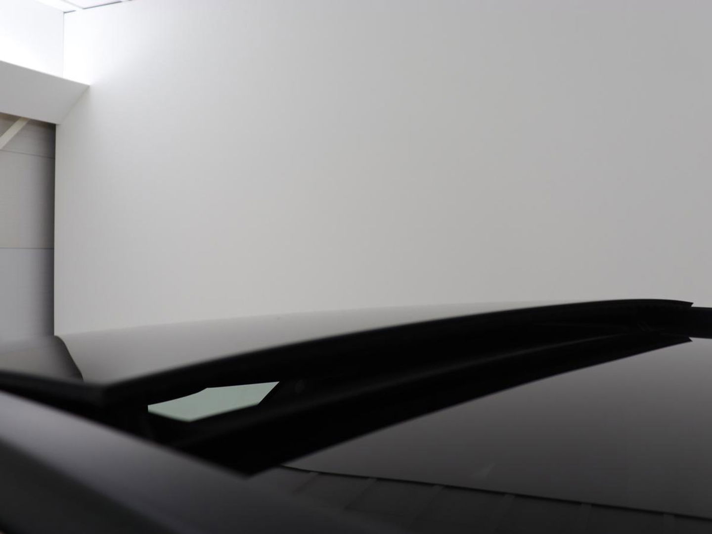 Mercedes-Benz GLC 300de 4MATIC AMG Night | Panoramadak | Adaptive cruise | Trekhaak | Stoelverwarming | Carplay | Leder/Alcantara | Digital Cockpit | 360 Camera | Park Assist
