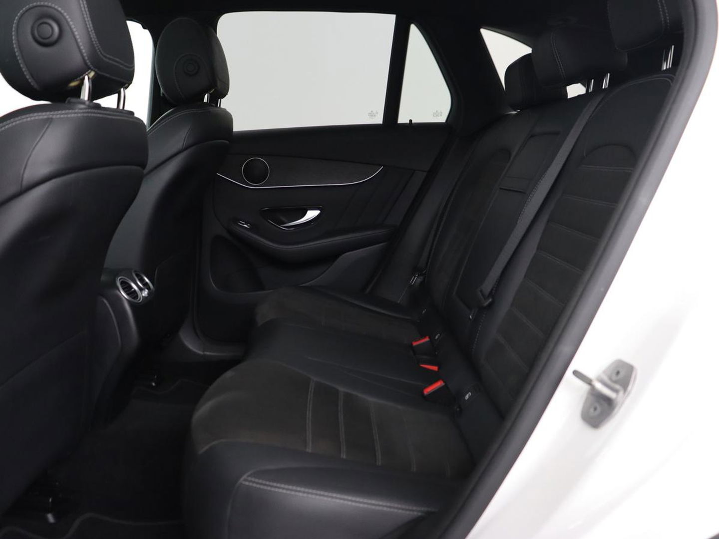 Mercedes-Benz GLC 300de 4MATIC AMG Night | Panoramadak | Adaptive cruise | Trekhaak | Stoelverwarming | Carplay | Leder/Alcantara | Digital Cockpit | 360 Camera | Park Assist