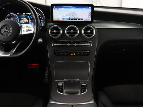 Mercedes-Benz GLC 300de 4MATIC AMG Night | Panoramadak | Adaptive cruise | Trekhaak | Stoelverwarming | Carplay | Leder/Alcantara | Digital Cockpit | 360 Camera | Park Assist