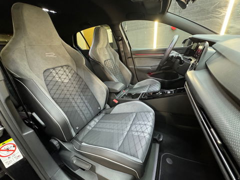 Volkswagen Golf 1.5 eTSI R-Line Business Camera|Keyless|Sfeer