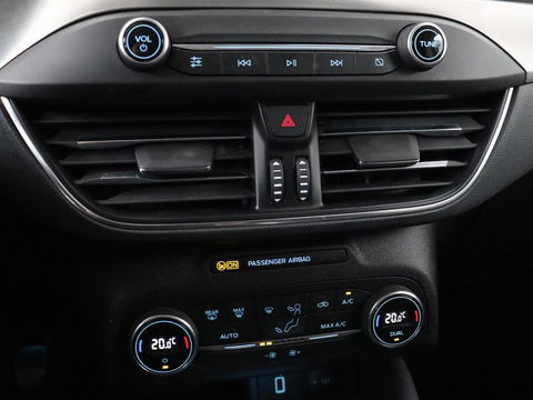 Ford Focus 1.0 EcoBoost Titanium | Adaptive cruise | Carplay | Navigatie | Keyless | Full LED | Climate control | Getint glas | Parkeerhulp