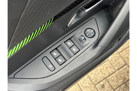 Peugeot 2008 1.2 PURETECH STYLE AIRCO NAVI WIDESCREEN PDC-CAMERA.