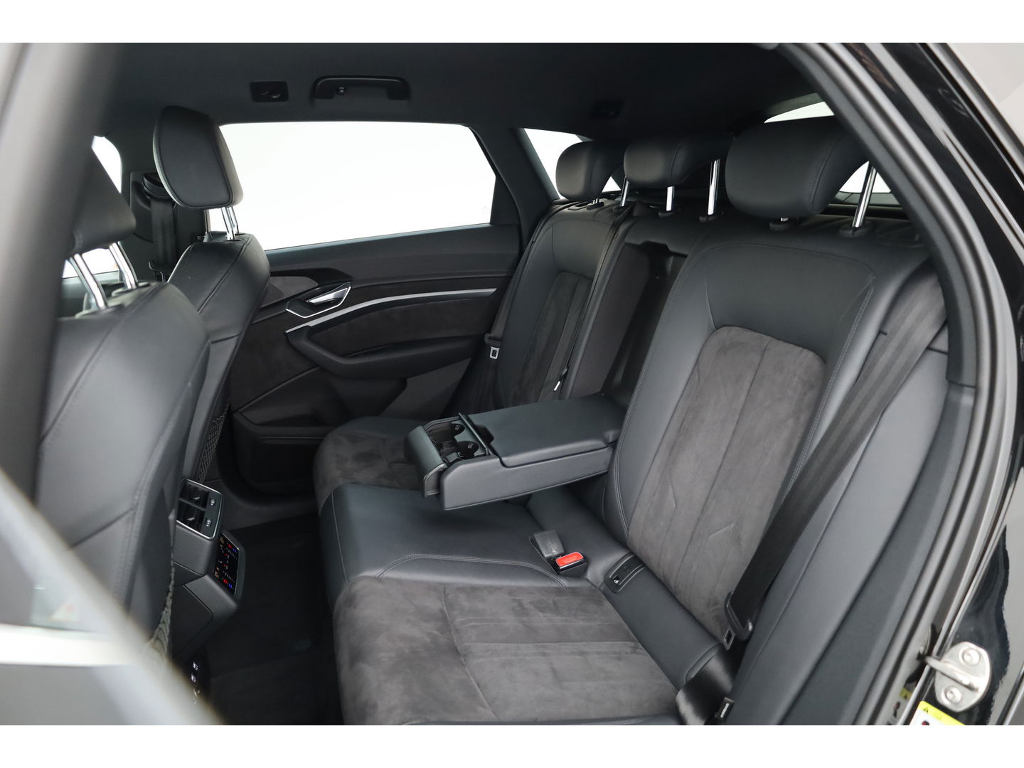 Audi e-tron e-tron 55 quattro advanced 95 kWh | Luchtvering | Adapt. Cruise | Voorstoelen Elek. | Camera