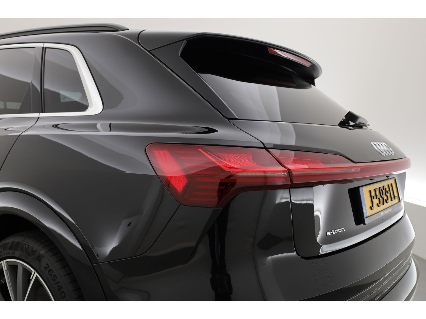 Audi e-tron e-tron 55 quattro advanced 95 kWh | Luchtvering | Adapt. Cruise | Voorstoelen Elek. | Camera