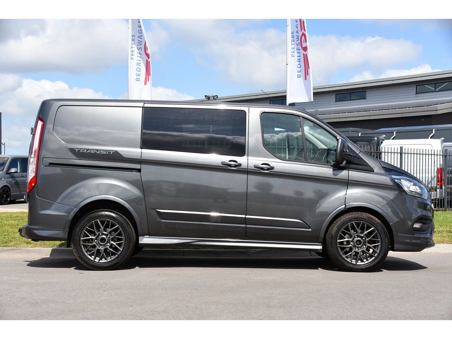 Ford Transit Custom 2.0 TDCI L1H1 Sport DC Camera, Cruise, Carplay, 170PK, Automaat, LED, 2 x Schuifdeur, Trekhaak, Leder, Uniek!