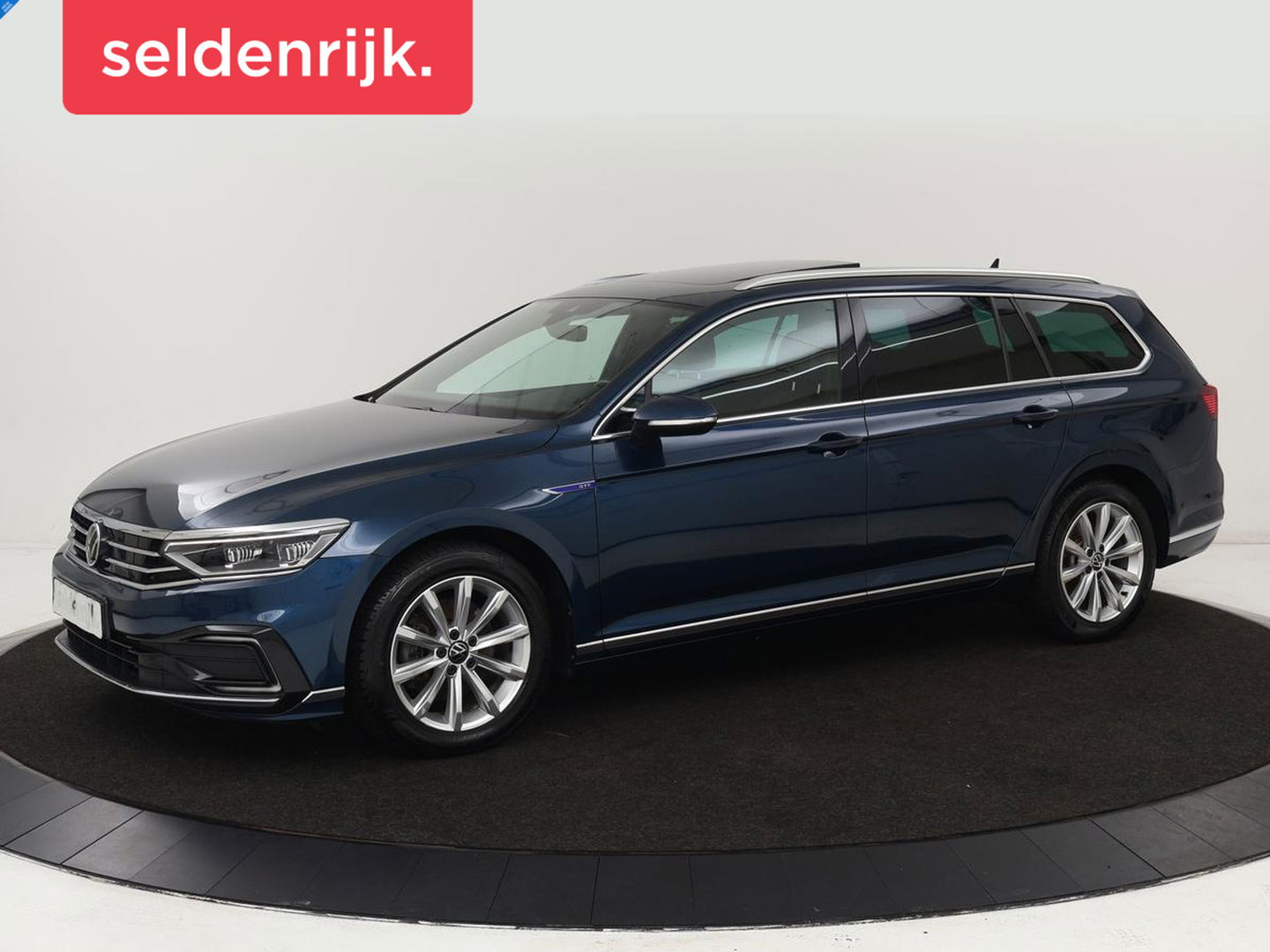 Volkswagen Passat 1.4 TSI PHEV GTE | Panoramadak | Leder | Trekhaak | Stoelverwarming | Camera | Marix LED | Massage | Virtual Cockpit | Carplay | Navigatie | Memory | Adaptive cruise