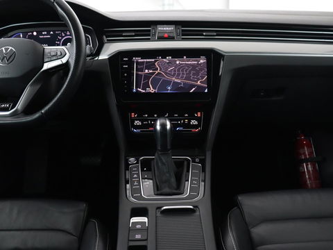 Volkswagen Passat 1.4 TSI PHEV GTE | Panoramadak | Leder | Trekhaak | Stoelverwarming | Camera | Marix LED | Massage | Virtual Cockpit | Carplay | Navigatie | Memory | Adaptive cruise