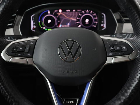 Volkswagen Passat 1.4 TSI PHEV GTE | Panoramadak | Leder | Trekhaak | Stoelverwarming | Camera | Marix LED | Massage | Virtual Cockpit | Carplay | Navigatie | Memory | Adaptive cruise
