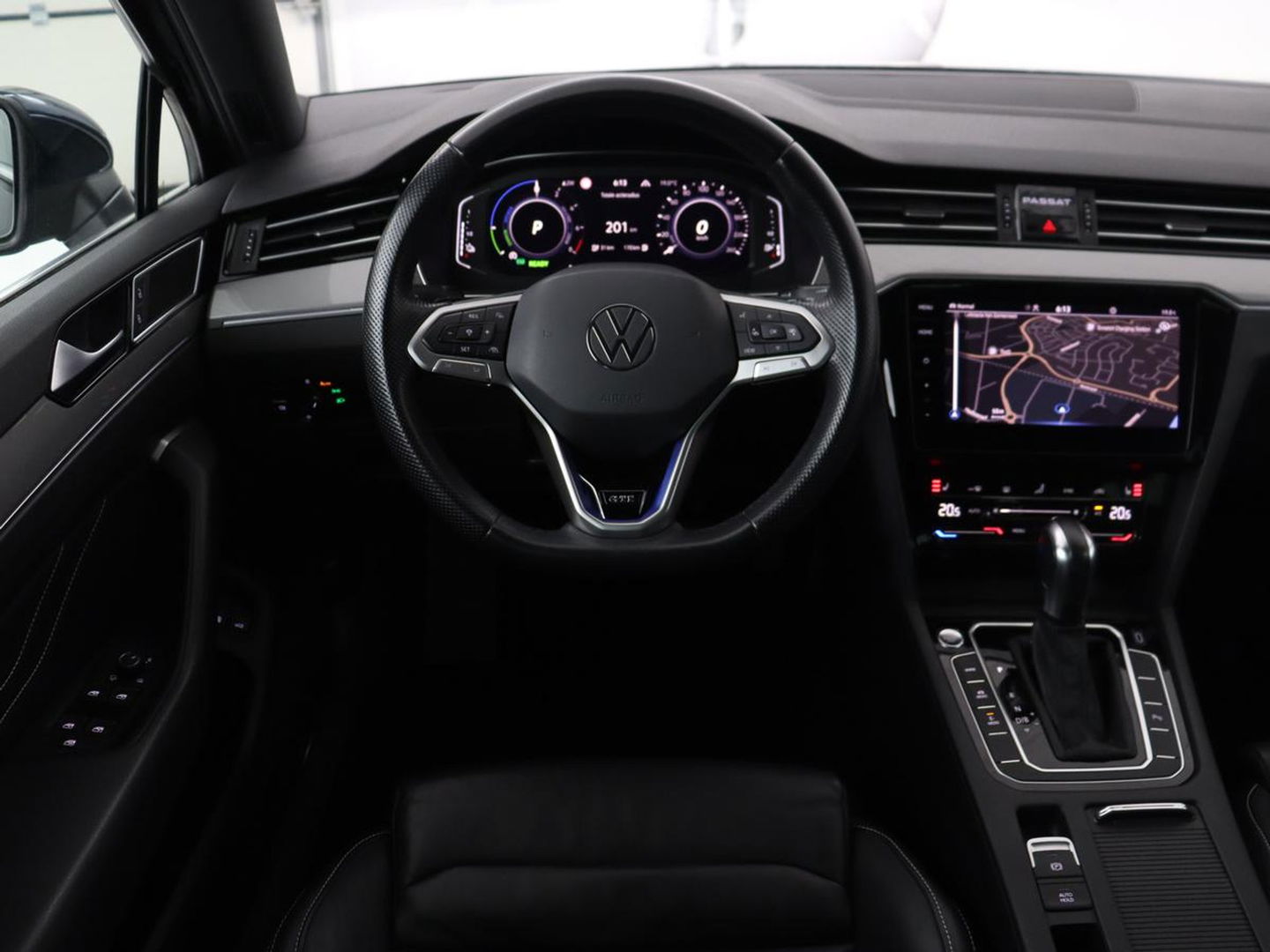 Volkswagen Passat 1.4 TSI PHEV GTE | Panoramadak | Leder | Trekhaak | Stoelverwarming | Camera | Marix LED | Massage | Virtual Cockpit | Carplay | Navigatie | Memory | Adaptive cruise