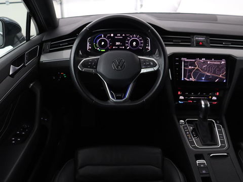 Volkswagen Passat 1.4 TSI PHEV GTE | Panoramadak | Leder | Trekhaak | Stoelverwarming | Camera | Marix LED | Massage | Virtual Cockpit | Carplay | Navigatie | Memory | Adaptive cruise