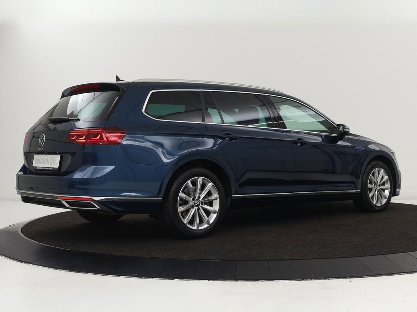 Volkswagen Passat 1.4 TSI PHEV GTE | Panoramadak | Leder | Trekhaak | Stoelverwarming | Camera | Marix LED | Massage | Virtual Cockpit | Carplay | Navigatie | Memory | Adaptive cruise
