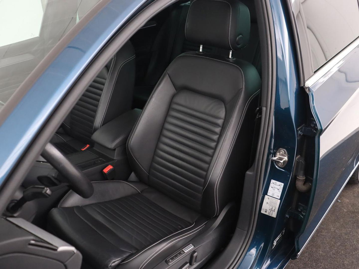 Volkswagen Passat 1.4 TSI PHEV GTE | Panoramadak | Leder | Trekhaak | Stoelverwarming | Camera | Marix LED | Massage | Virtual Cockpit | Carplay | Navigatie | Memory | Adaptive cruise