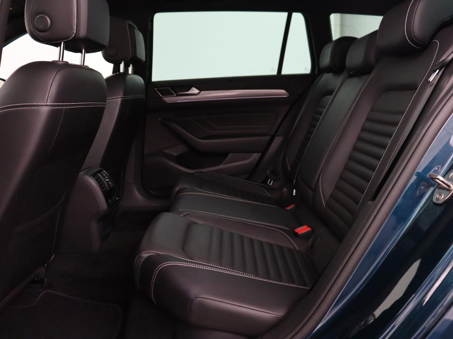 Volkswagen Passat 1.4 TSI PHEV GTE | Panoramadak | Leder | Trekhaak | Stoelverwarming | Camera | Marix LED | Massage | Virtual Cockpit | Carplay | Navigatie | Memory | Adaptive cruise