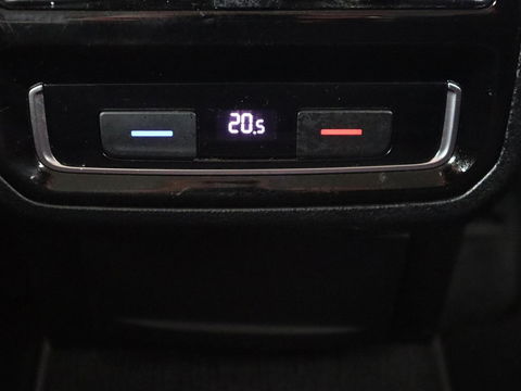 Volkswagen Passat 1.6 TDI Business Edition | Trekhaak | Full LED | Navigatie | Keyless | Parkeerhulp | Climate control | Cruise control | Bluetooth