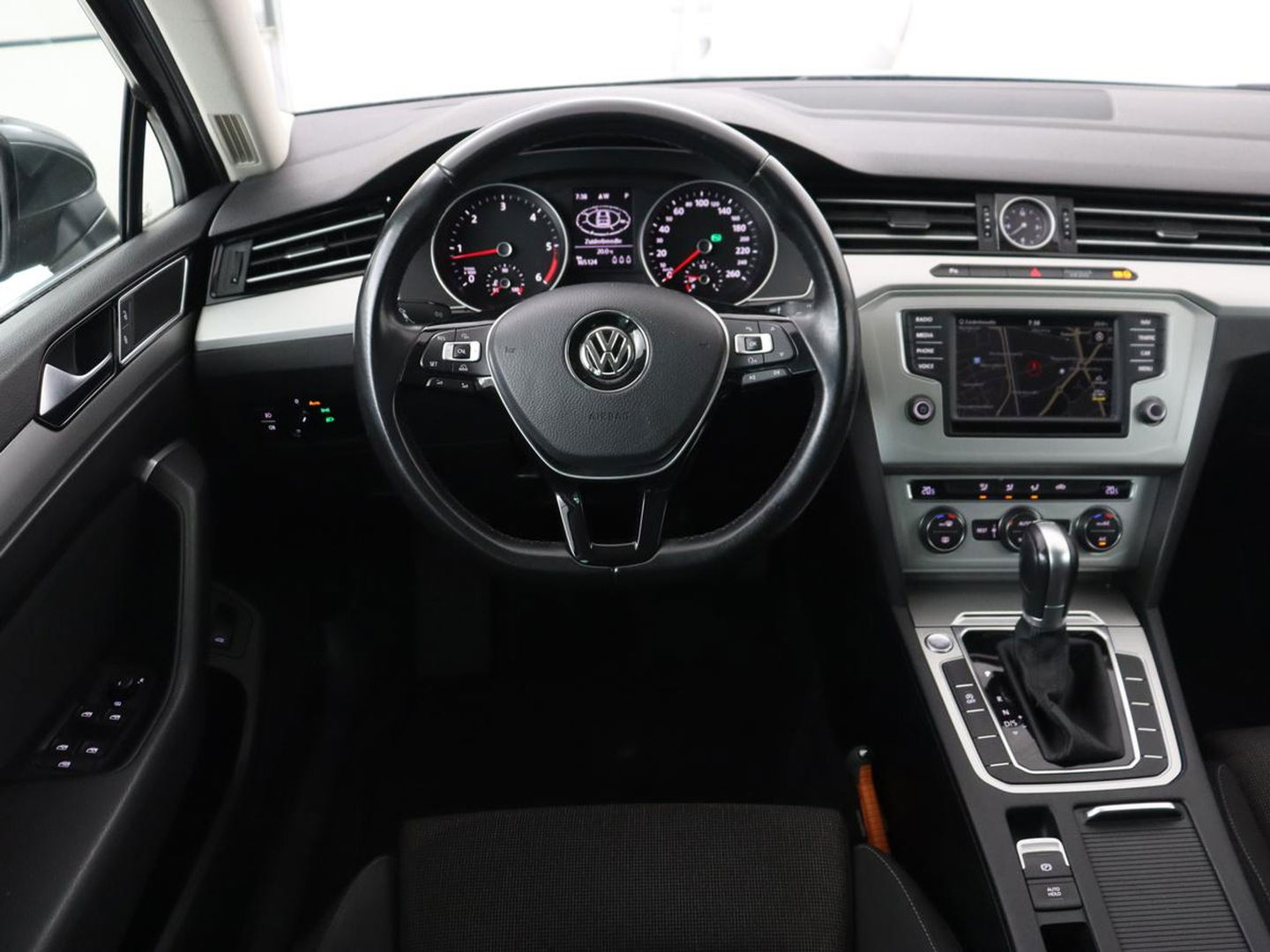 Volkswagen Passat 1.6 TDI Business Edition | Trekhaak | Full LED | Navigatie | Keyless | Parkeerhulp | Climate control | Cruise control | Bluetooth