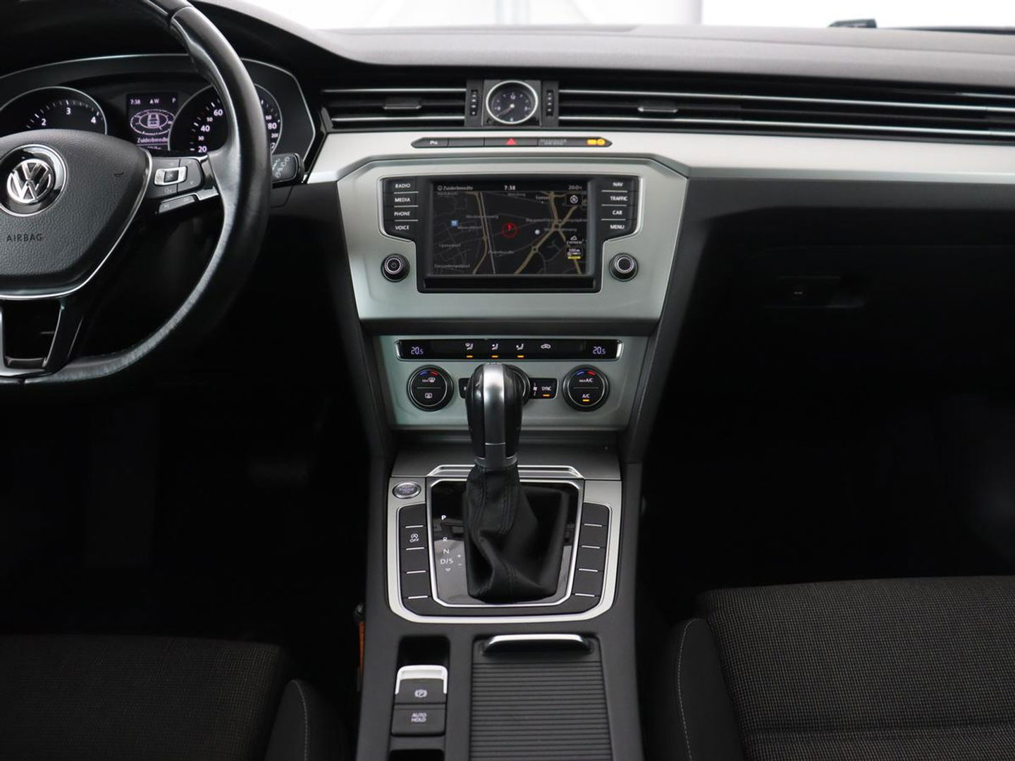 Volkswagen Passat 1.6 TDI Business Edition | Trekhaak | Full LED | Navigatie | Keyless | Parkeerhulp | Climate control | Cruise control | Bluetooth