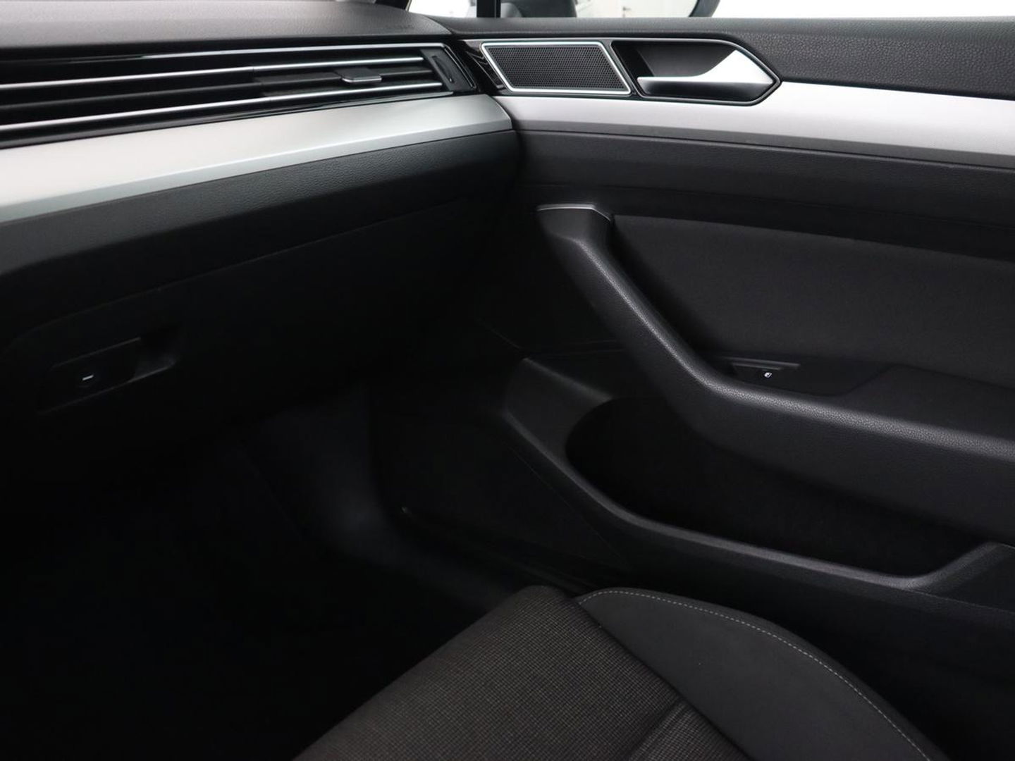 Volkswagen Passat 1.6 TDI Business Edition | Trekhaak | Full LED | Navigatie | Keyless | Parkeerhulp | Climate control | Cruise control | Bluetooth