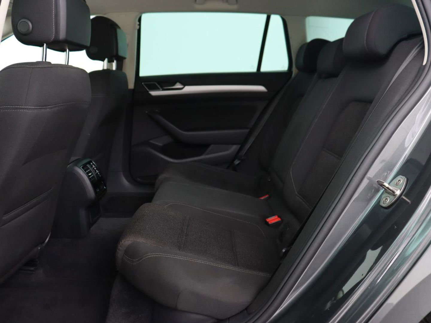 Volkswagen Passat 1.6 TDI Business Edition | Trekhaak | Full LED | Navigatie | Keyless | Parkeerhulp | Climate control | Cruise control | Bluetooth