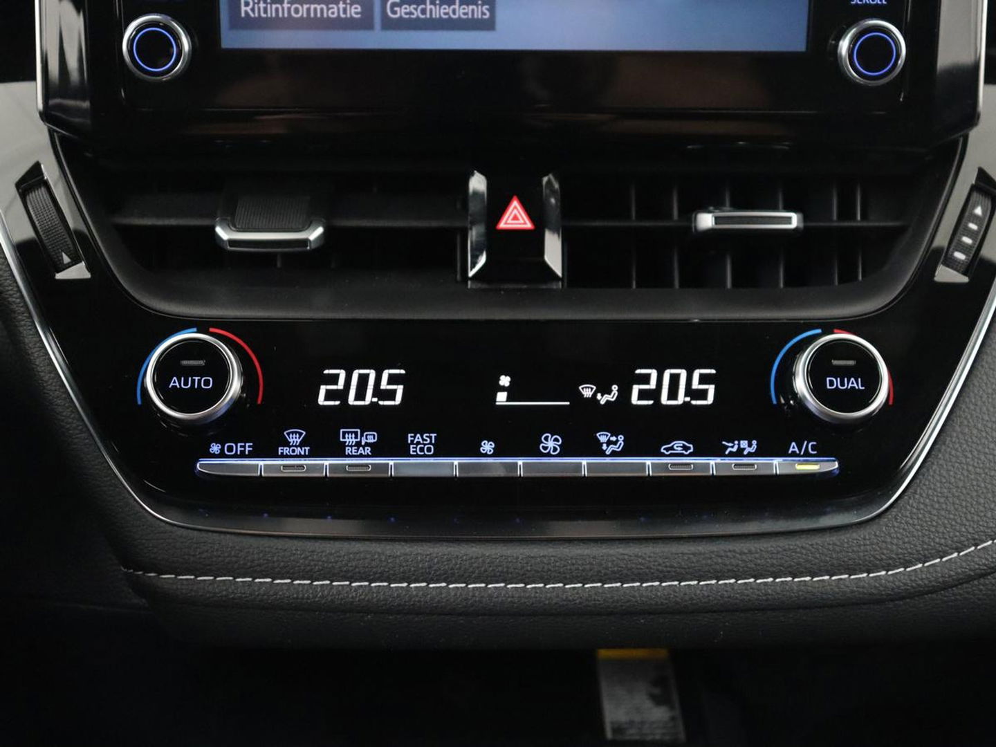Toyota Corolla 1.8 Hybrid Business Plus | Stoelverwarming | Camera | Adaptive cruise | Carplay | Keyless | Full LED | Climate control | DAB | Bluetooth