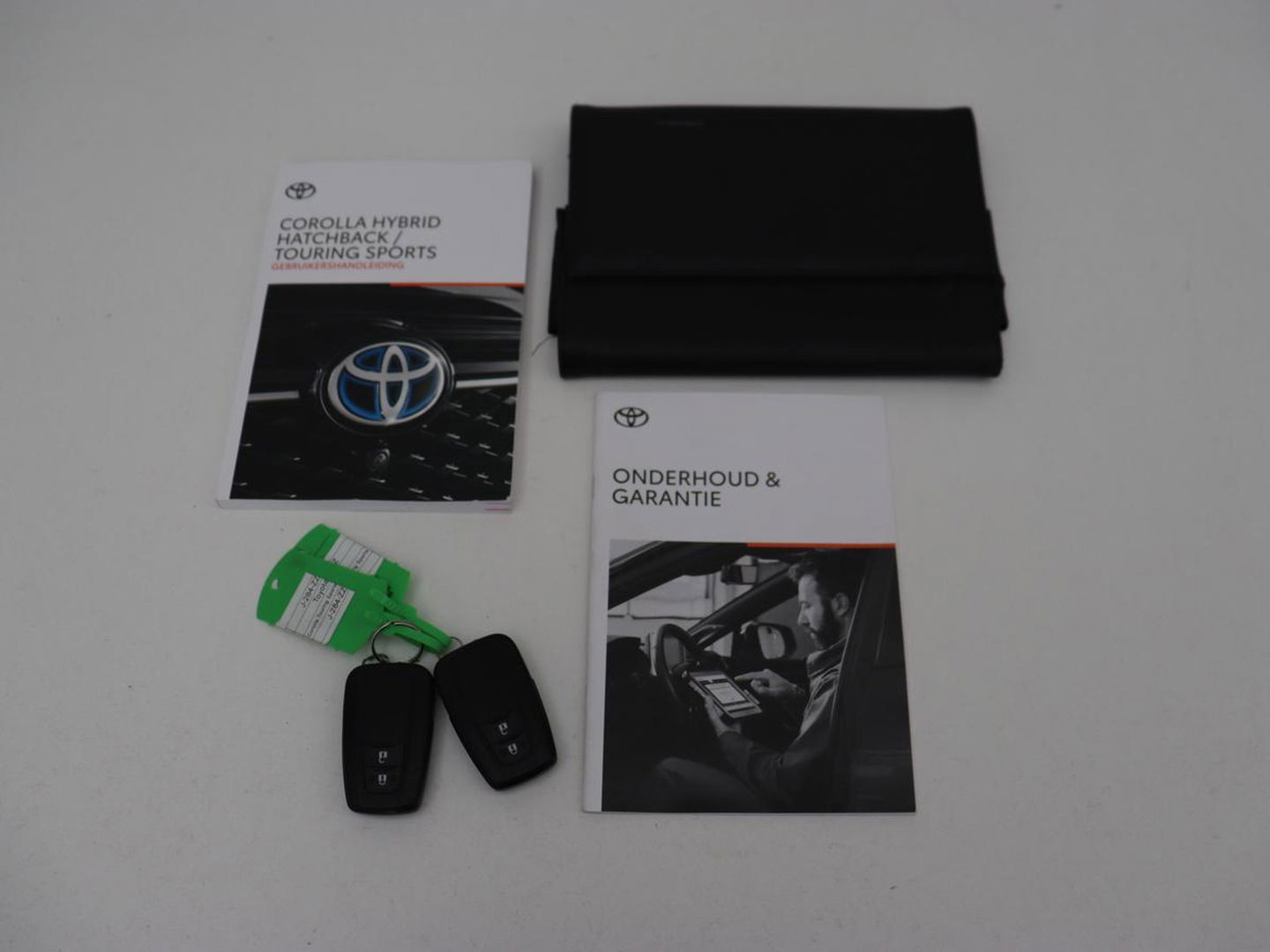 Toyota Corolla 1.8 Hybrid Business Plus | Stoelverwarming | Camera | Adaptive cruise | Carplay | Keyless | Full LED | Climate control | DAB | Bluetooth