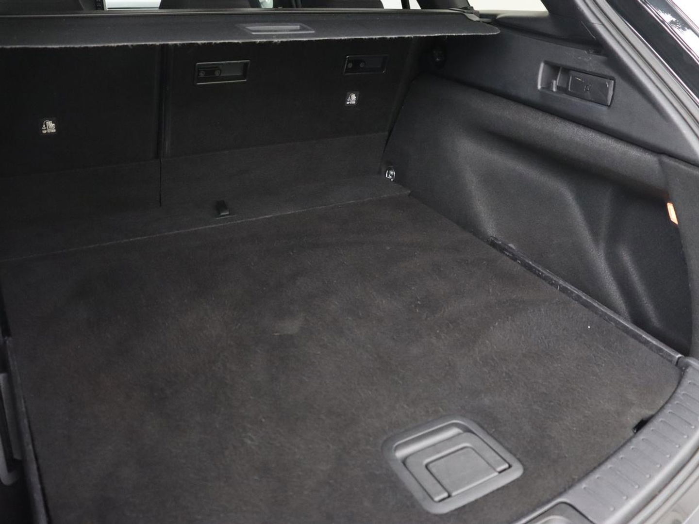 Toyota Corolla 1.8 Hybrid Business Plus | Stoelverwarming | Camera | Adaptive cruise | Carplay | Keyless | Full LED | Climate control | DAB | Bluetooth
