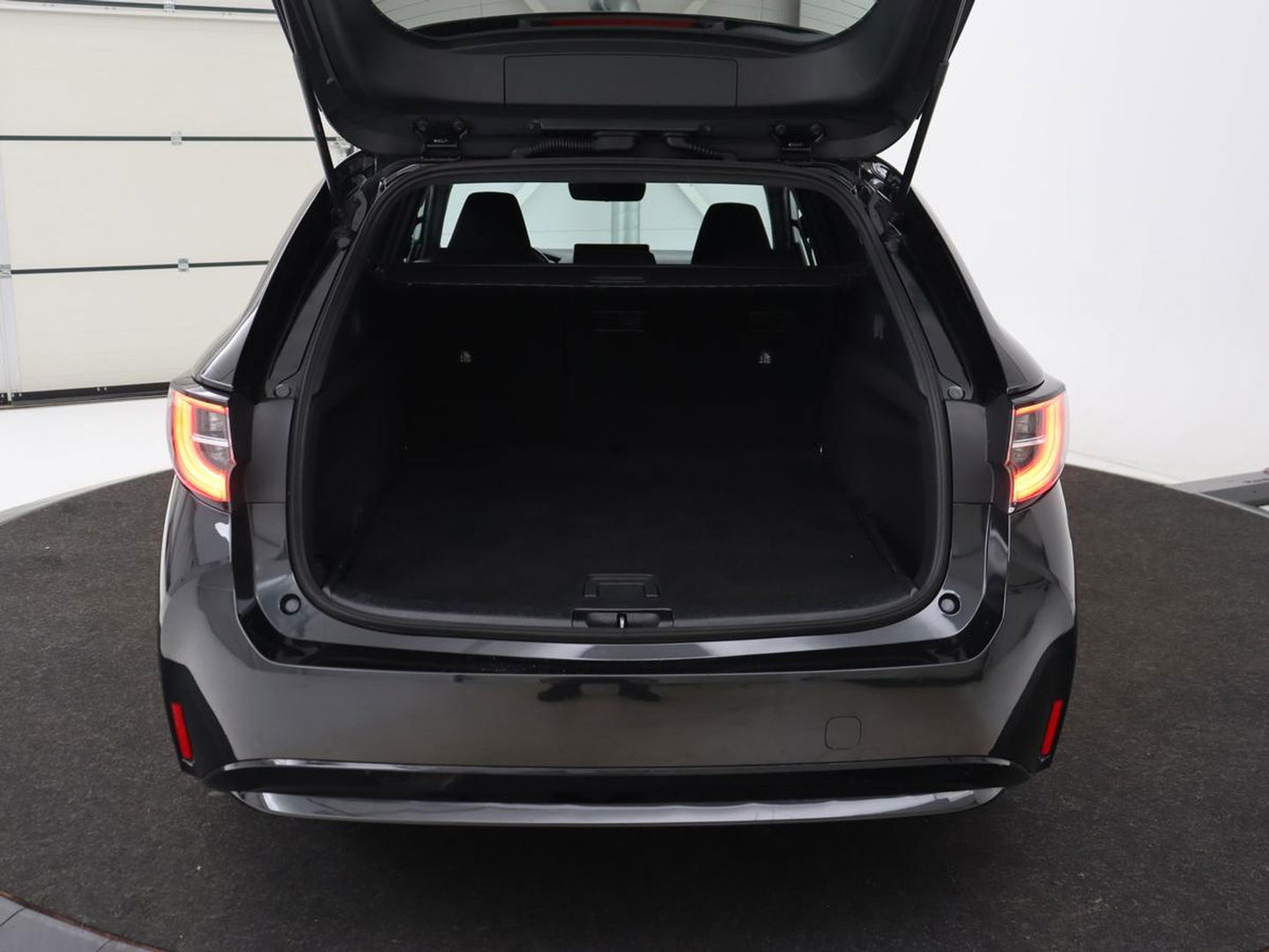 Toyota Corolla 1.8 Hybrid Business Plus | Stoelverwarming | Camera | Adaptive cruise | Carplay | Keyless | Full LED | Climate control | DAB | Bluetooth