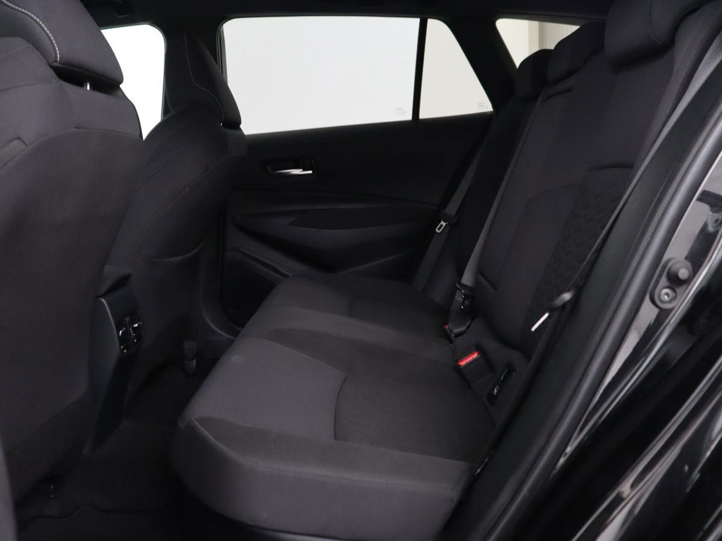 Toyota Corolla 1.8 Hybrid Business Plus | Stoelverwarming | Camera | Adaptive cruise | Carplay | Keyless | Full LED | Climate control | DAB | Bluetooth