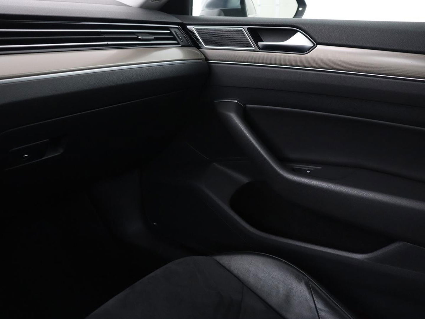 Volkswagen Arteon 2.0 TDI Elegance | Panoramadak | Stoelverwarming | Camera | Leder/Alcantara | Virtual Cockpit | Adaptive cruise | Keyless | LED Plus | Carplay | Navigatie