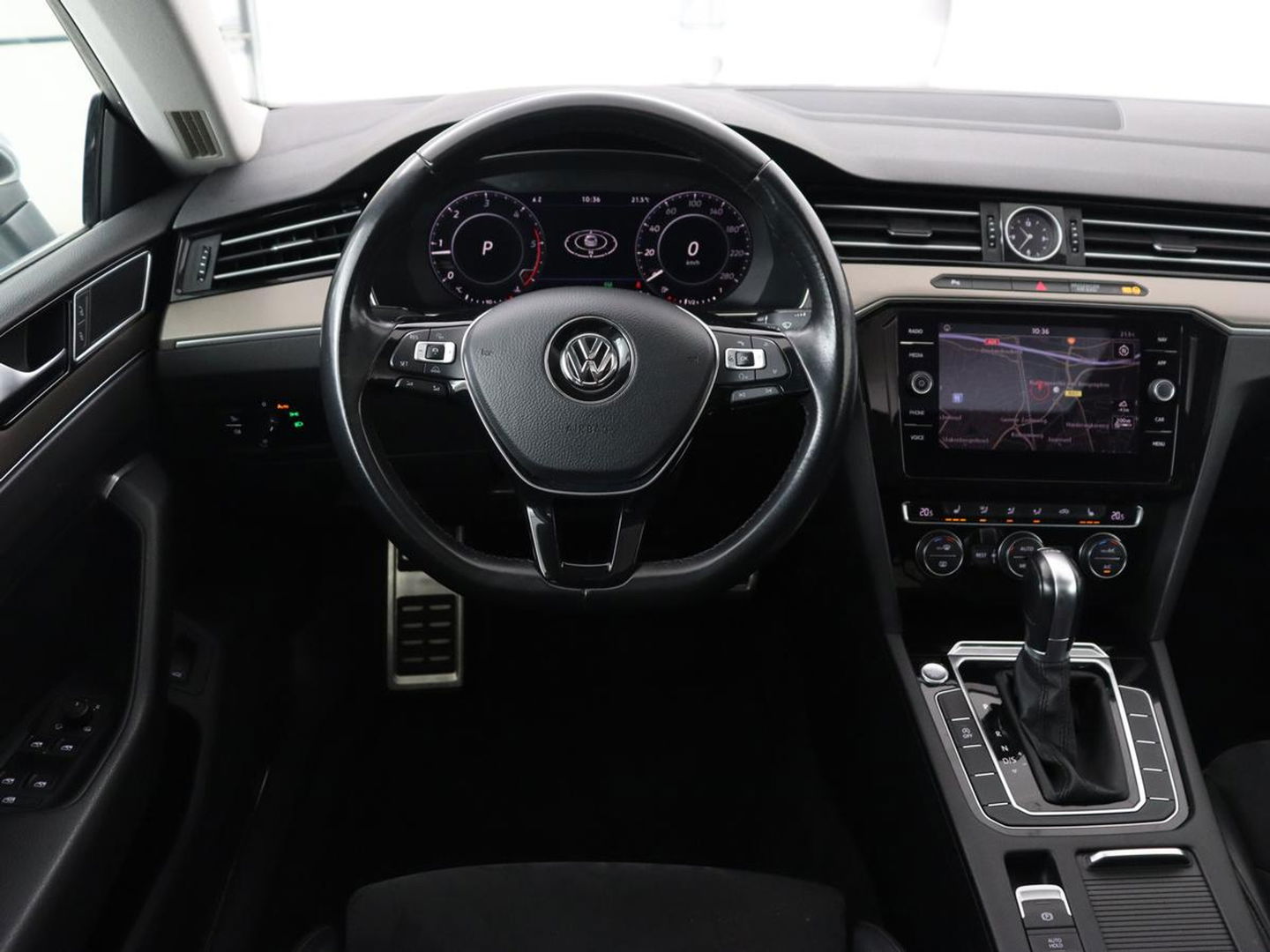 Volkswagen Arteon 2.0 TDI Elegance | Panoramadak | Stoelverwarming | Camera | Leder/Alcantara | Virtual Cockpit | Adaptive cruise | Keyless | LED Plus | Carplay | Navigatie