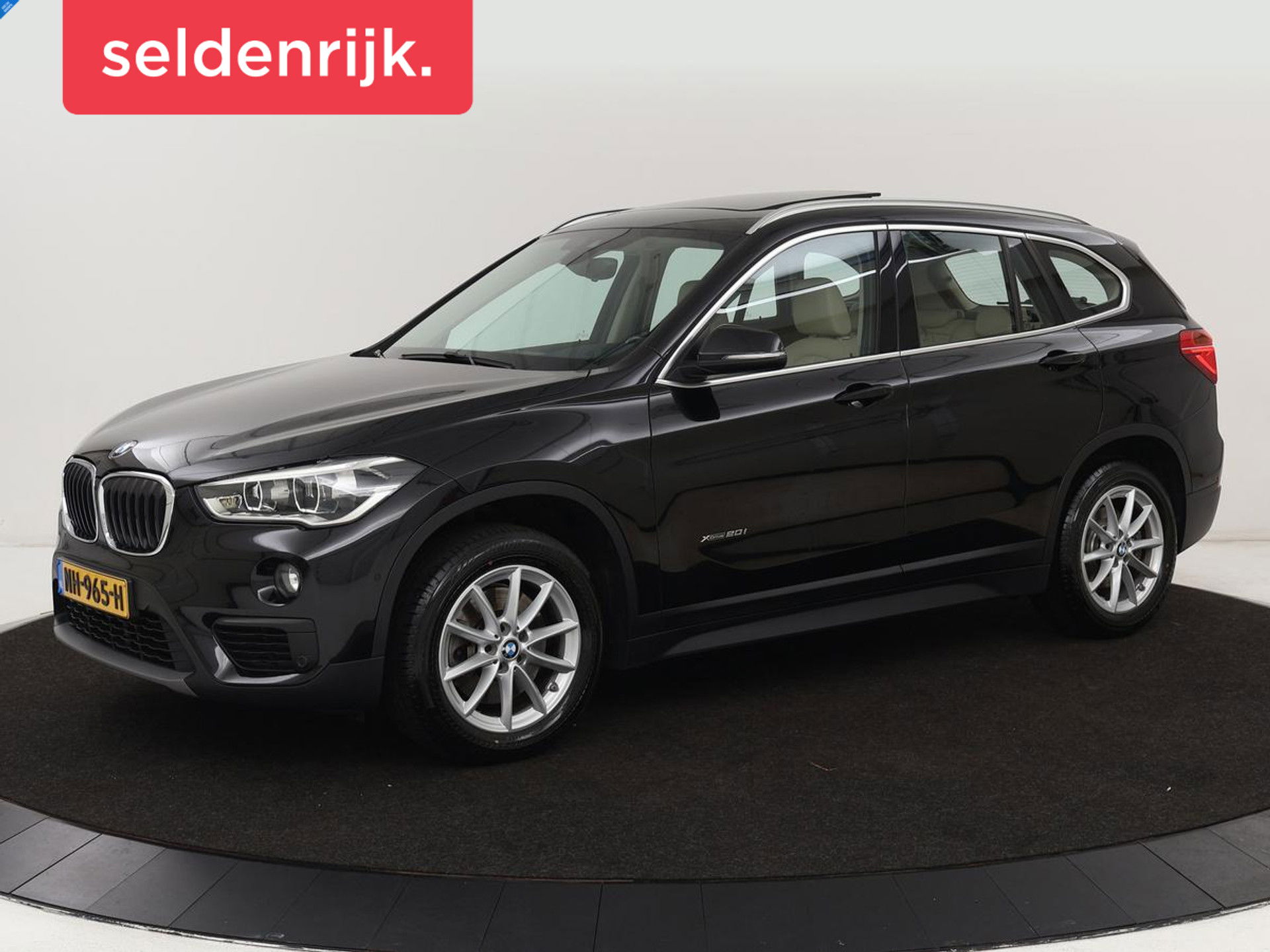 BMW X1 xDrive20i High Executive | Panoramadak | Leder | Stoel & stuurverwarming | Trekhaak | Park Assist | DAB | Navigatie | Full LED | Sportstoelen
