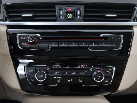 BMW X1 xDrive20i High Executive | Panoramadak | Leder | Stoel & stuurverwarming | Trekhaak | Park Assist | DAB | Navigatie | Full LED | Sportstoelen