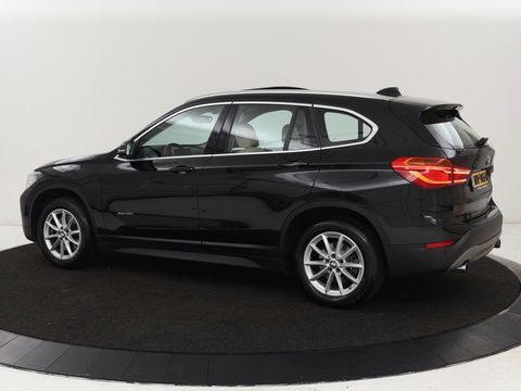 BMW X1 xDrive20i High Executive | Panoramadak | Leder | Stoel & stuurverwarming | Trekhaak | Park Assist | DAB | Navigatie | Full LED | Sportstoelen