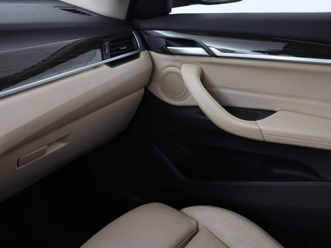 BMW X1 xDrive20i High Executive | Panoramadak | Leder | Stoel & stuurverwarming | Trekhaak | Park Assist | DAB | Navigatie | Full LED | Sportstoelen