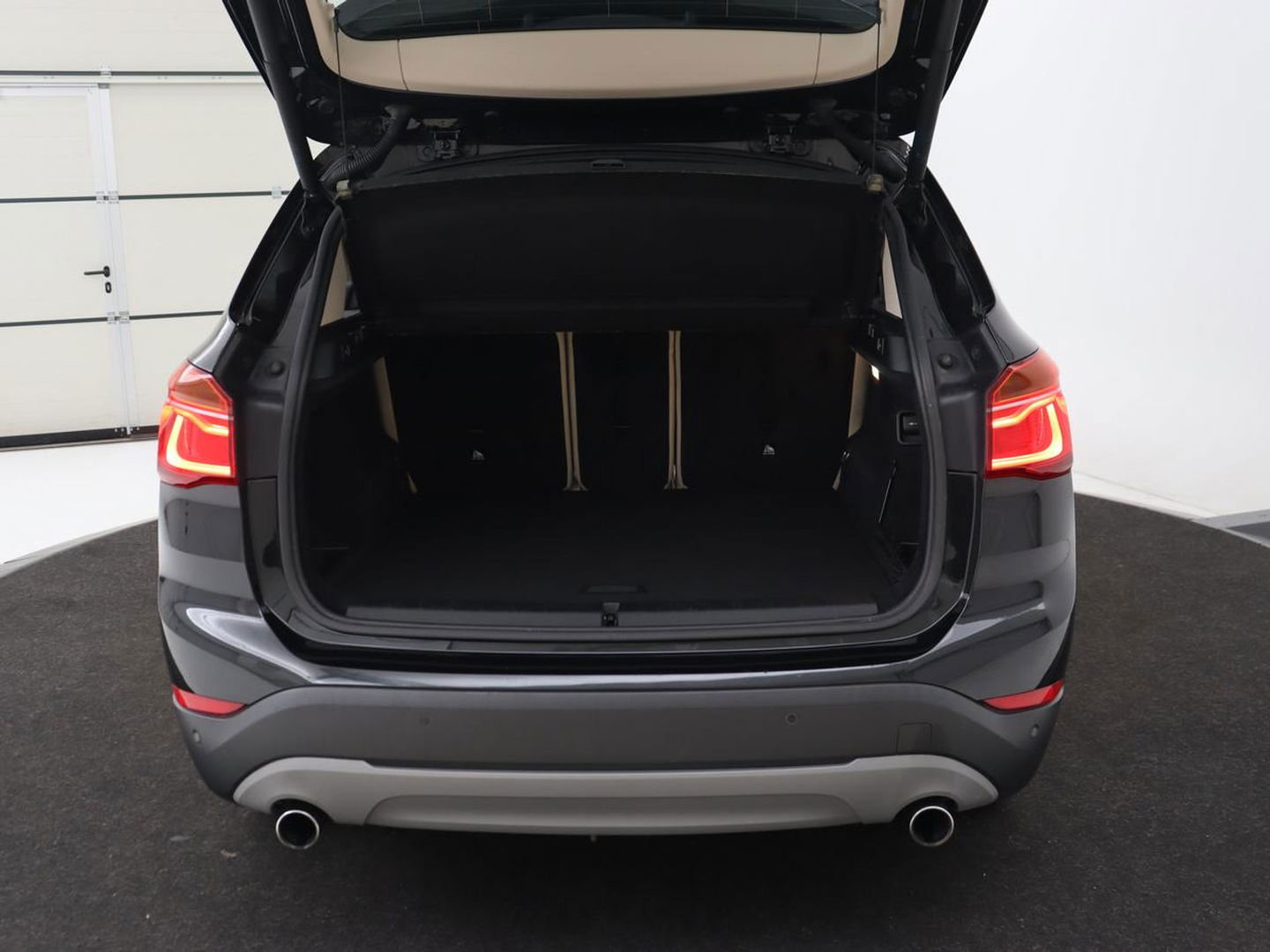 BMW X1 xDrive20i High Executive | Panoramadak | Leder | Stoel & stuurverwarming | Trekhaak | Park Assist | DAB | Navigatie | Full LED | Sportstoelen