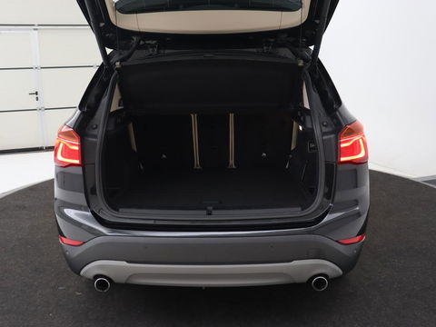 BMW X1 xDrive20i High Executive | Panoramadak | Leder | Stoel & stuurverwarming | Trekhaak | Park Assist | DAB | Navigatie | Full LED | Sportstoelen