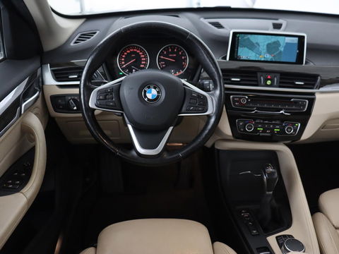 BMW X1 xDrive20i High Executive | Panoramadak | Leder | Stoel & stuurverwarming | Trekhaak | Park Assist | DAB | Navigatie | Full LED | Sportstoelen