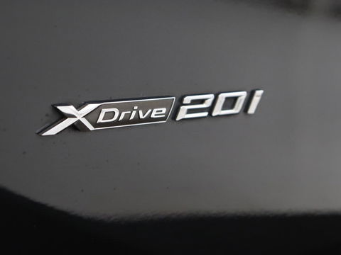 BMW X1 xDrive20i High Executive | Panoramadak | Leder | Stoel & stuurverwarming | Trekhaak | Park Assist | DAB | Navigatie | Full LED | Sportstoelen