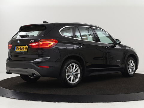 BMW X1 xDrive20i High Executive | Panoramadak | Leder | Stoel & stuurverwarming | Trekhaak | Park Assist | DAB | Navigatie | Full LED | Sportstoelen