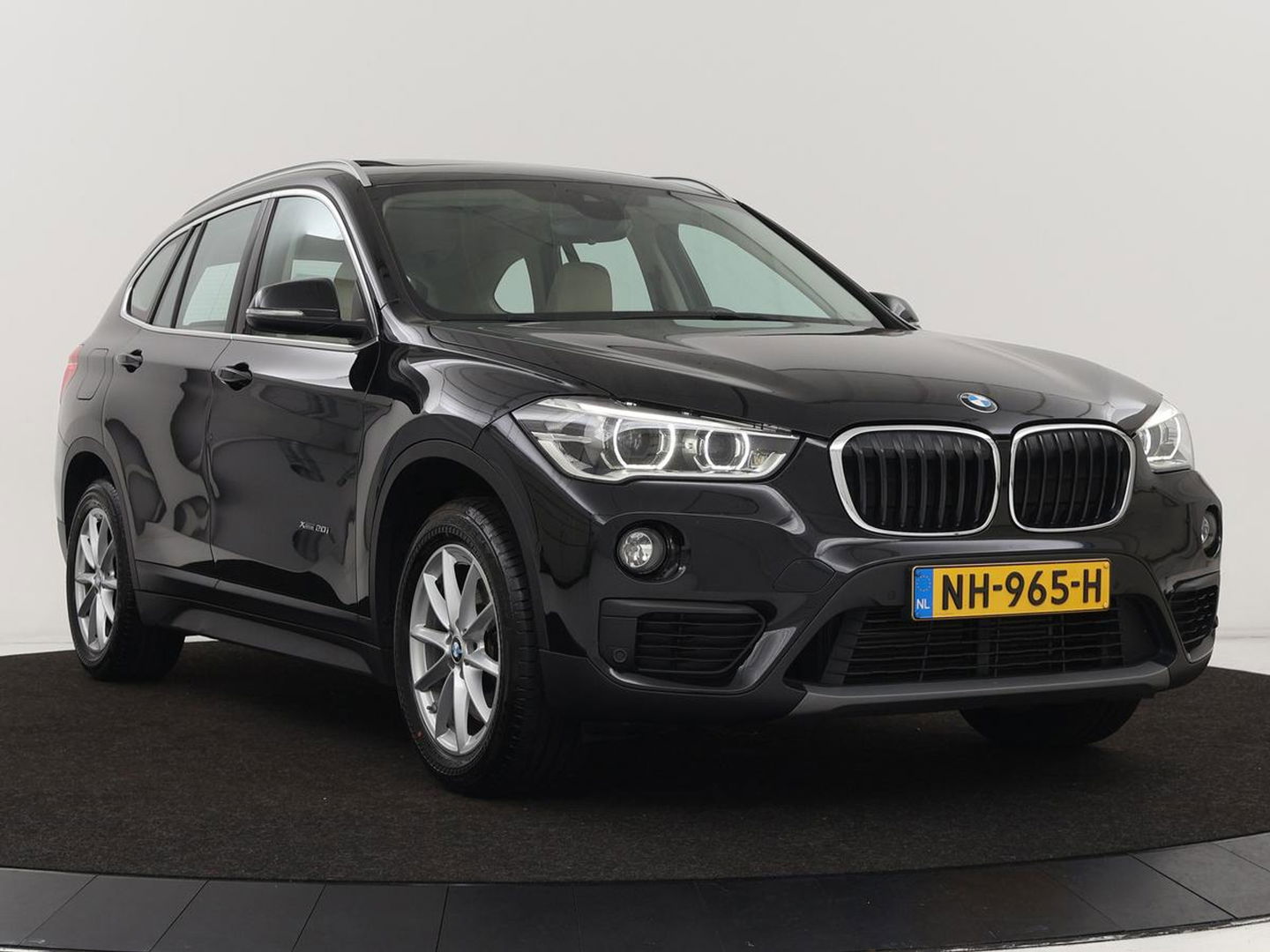 BMW X1 xDrive20i High Executive | Panoramadak | Leder | Stoel & stuurverwarming | Trekhaak | Park Assist | DAB | Navigatie | Full LED | Sportstoelen