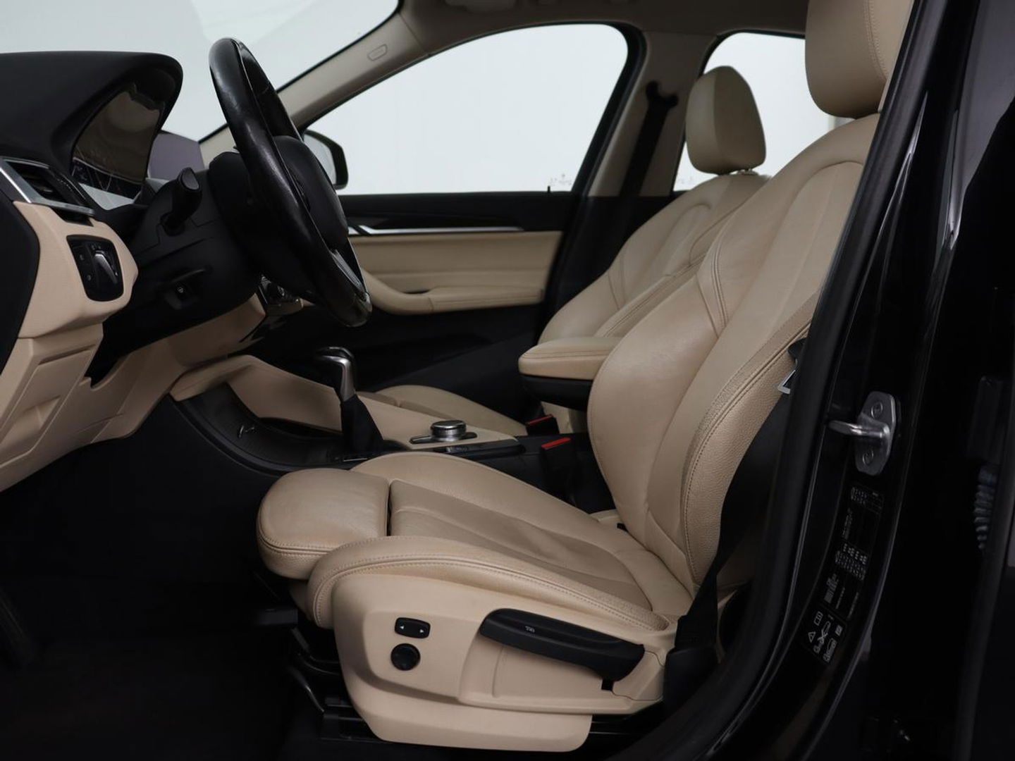 BMW X1 xDrive20i High Executive | Panoramadak | Leder | Stoel & stuurverwarming | Trekhaak | Park Assist | DAB | Navigatie | Full LED | Sportstoelen