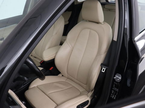 BMW X1 xDrive20i High Executive | Panoramadak | Leder | Stoel & stuurverwarming | Trekhaak | Park Assist | DAB | Navigatie | Full LED | Sportstoelen