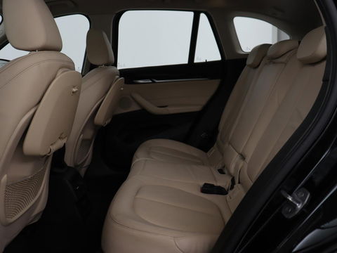 BMW X1 xDrive20i High Executive | Panoramadak | Leder | Stoel & stuurverwarming | Trekhaak | Park Assist | DAB | Navigatie | Full LED | Sportstoelen