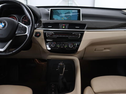 BMW X1 xDrive20i High Executive | Panoramadak | Leder | Stoel & stuurverwarming | Trekhaak | Park Assist | DAB | Navigatie | Full LED | Sportstoelen