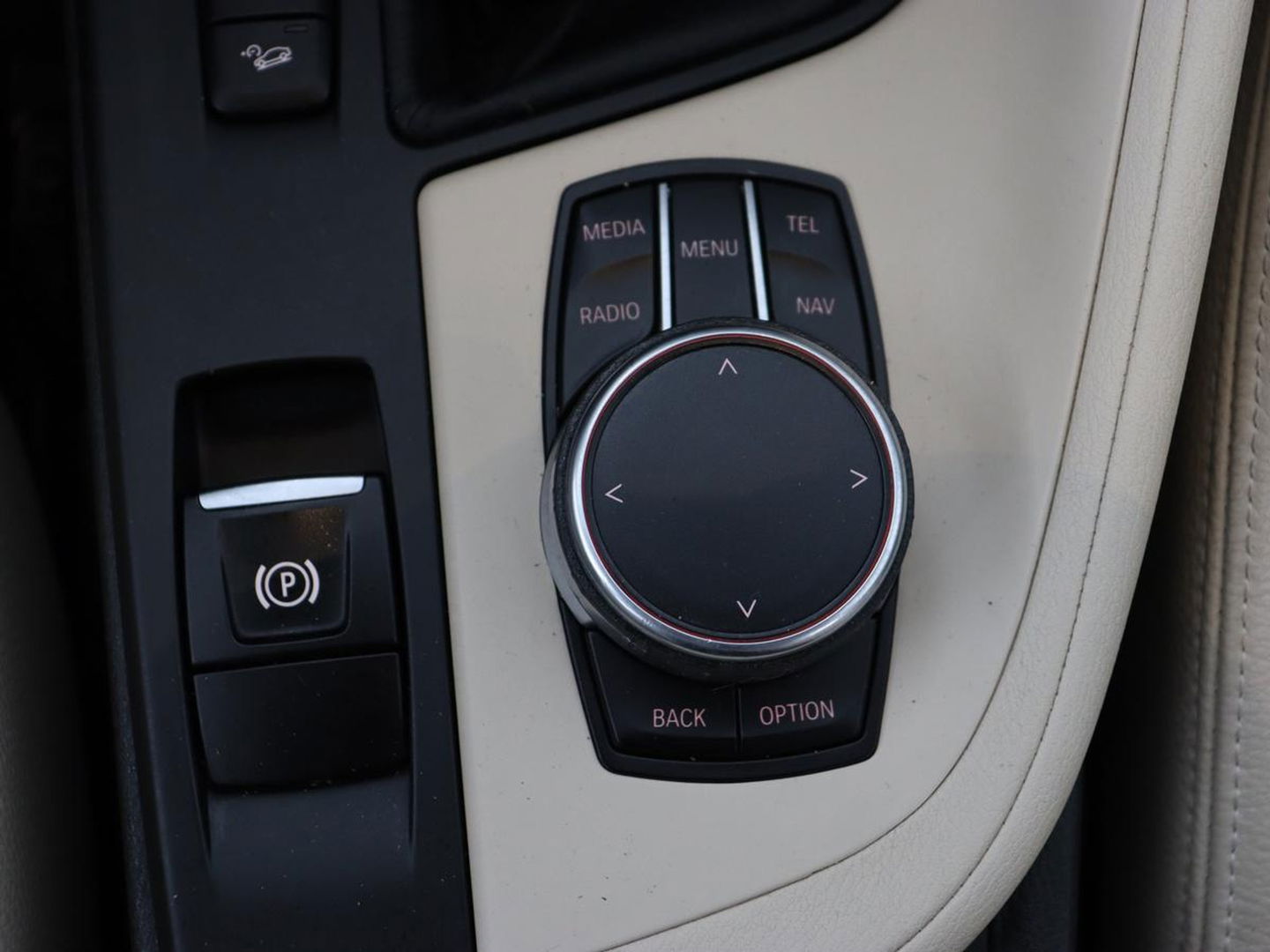 BMW X1 xDrive20i High Executive | Panoramadak | Leder | Stoel & stuurverwarming | Trekhaak | Park Assist | DAB | Navigatie | Full LED | Sportstoelen