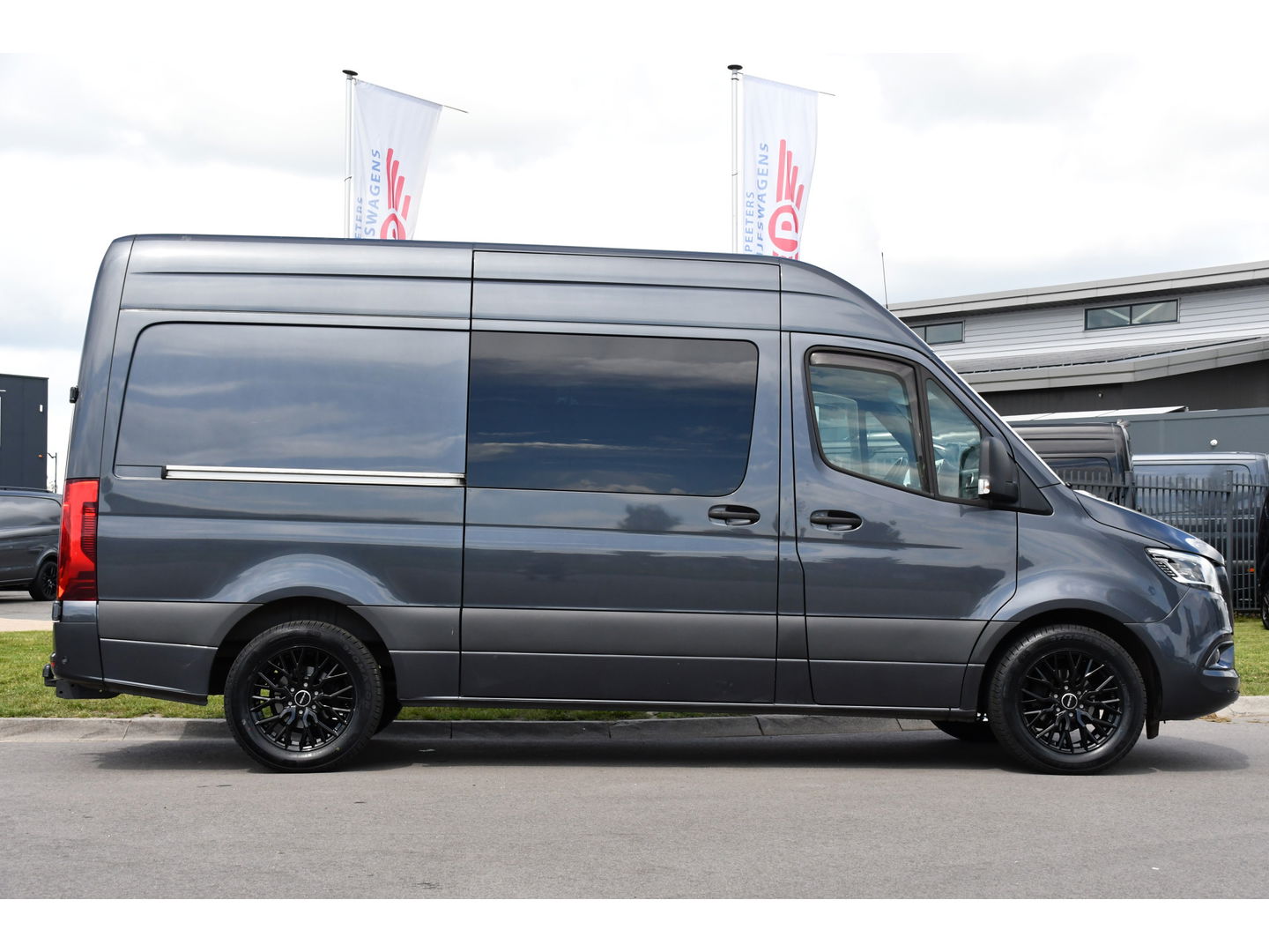 Mercedes-Benz Sprinter 316 2.2 CDI L2H2 DC PB Edition Camera, 3500kg Trekhaak, Cruise, Carplay, 10,5'' Mbux, Sensoren, LED, Automaat, Uniek!