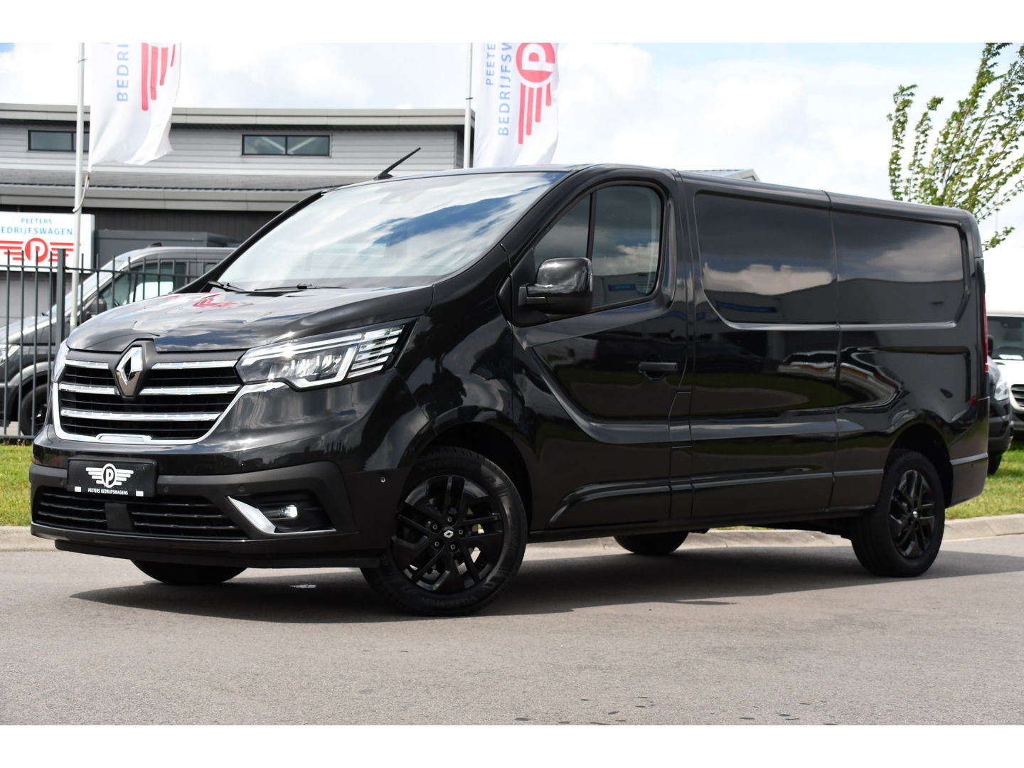 Renault Trafic 2.0 dCi 150 T30 L2H1 Luxe Black Edition Camera, Cruise, Carplay, 150pk, Clima, Automaat, Keyless, LED, Trekhaak, Uniek!