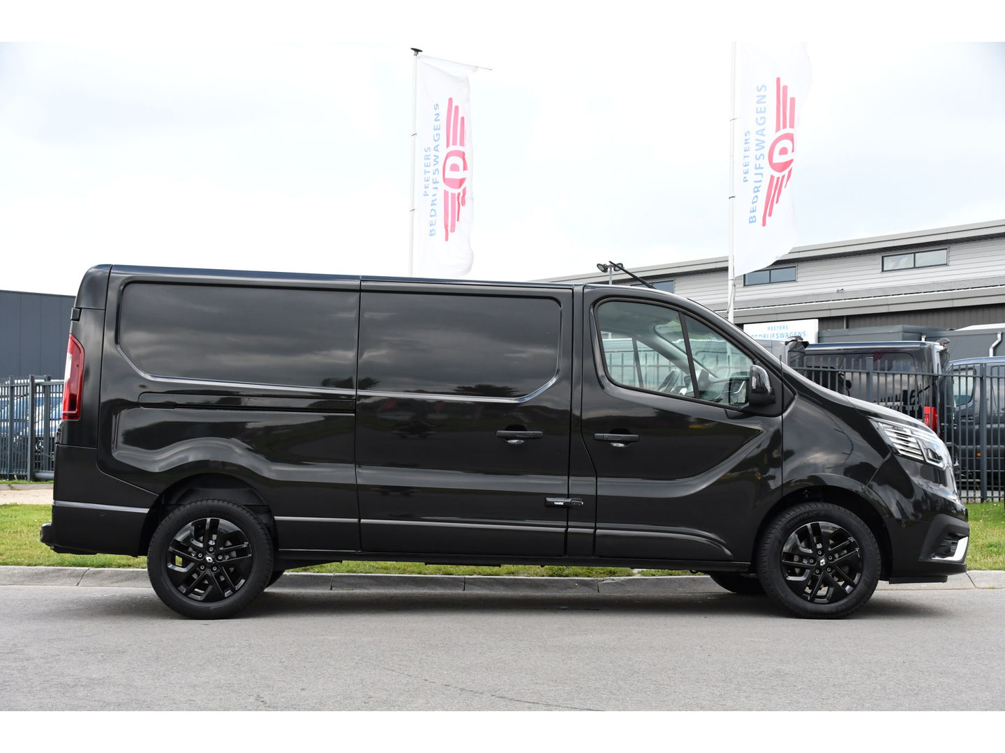 Renault Trafic 2.0 dCi 150 T30 L2H1 Luxe Black Edition Camera, Cruise, Carplay, 150pk, Clima, Automaat, Keyless, LED, Trekhaak, Uniek!