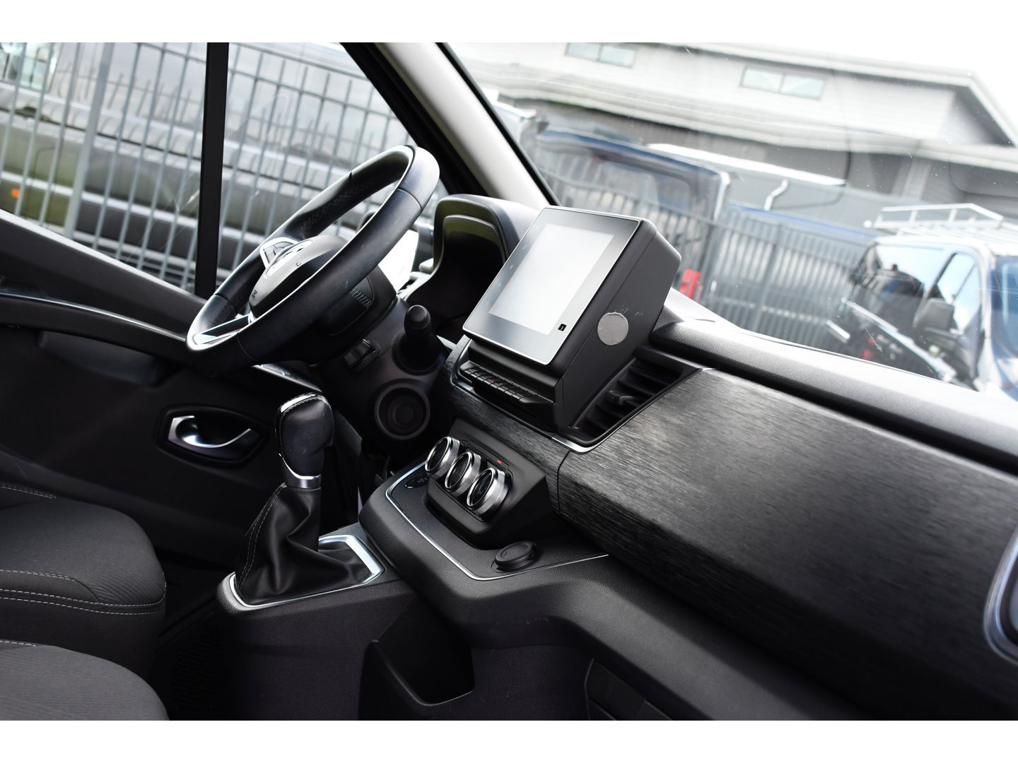 Renault Trafic 2.0 dCi 150 T30 L2H1 Luxe Black Edition Camera, Cruise, Carplay, 150pk, Clima, Automaat, Keyless, LED, Trekhaak, Uniek!
