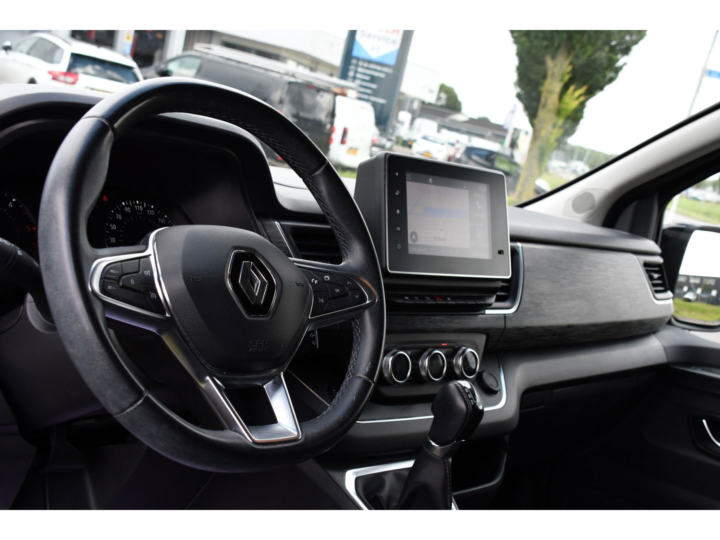 Renault Trafic 2.0 dCi 150 T30 L2H1 Luxe Black Edition Camera, Cruise, Carplay, 150pk, Clima, Automaat, Keyless, LED, Trekhaak, Uniek!