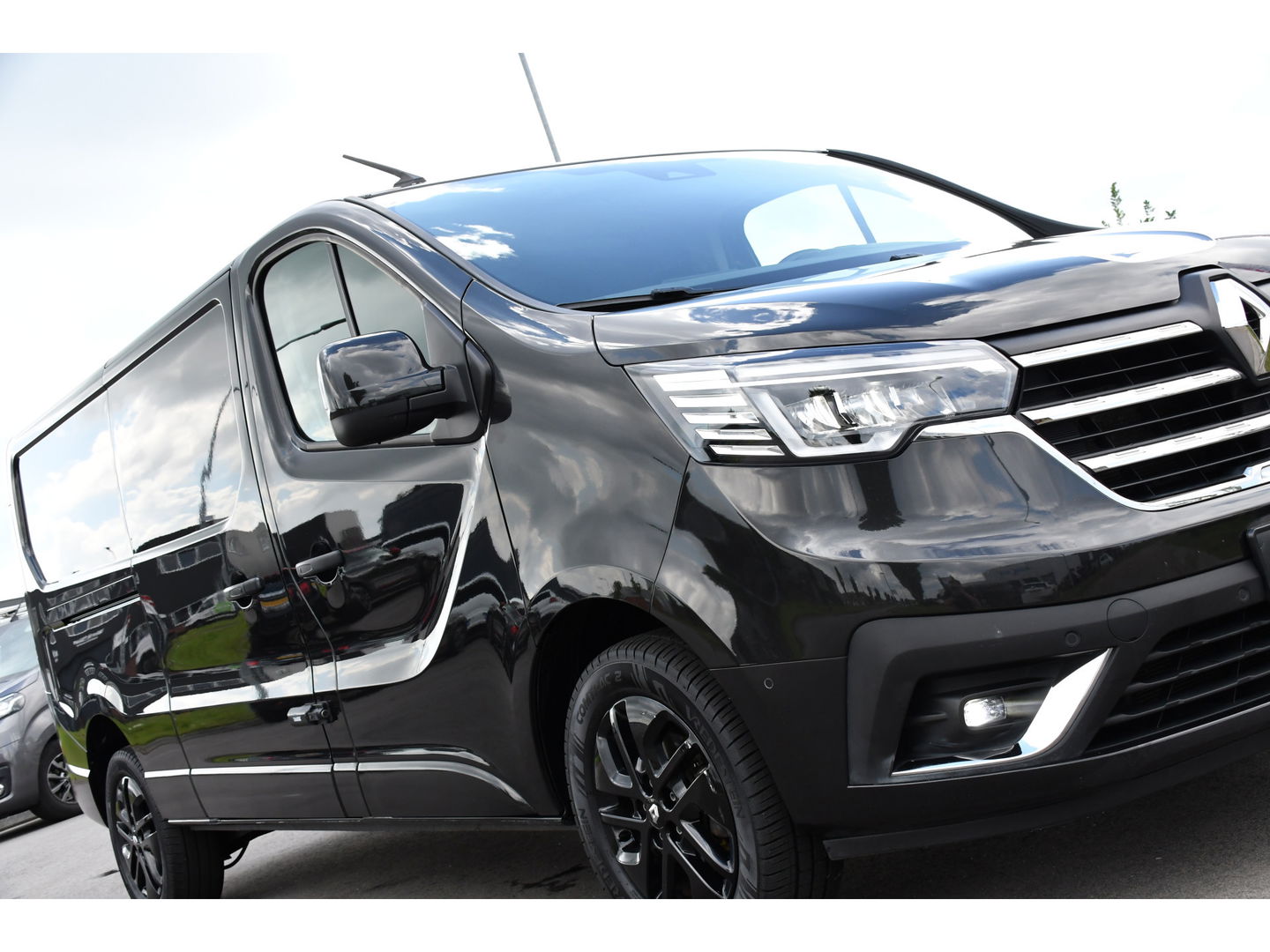 Renault Trafic 2.0 dCi 150 T30 L2H1 Luxe Black Edition Camera, Cruise, Carplay, 150pk, Clima, Automaat, Keyless, LED, Trekhaak, Uniek!